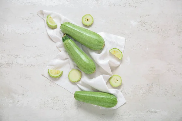 Frische Grüne Zucchini Auf Hellem Hintergrund — Stockfoto