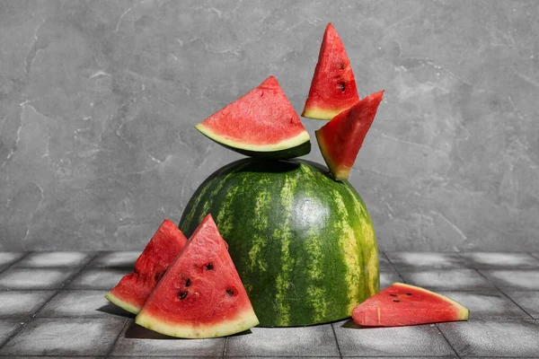 Stücke Von Frischer Wassermelone Mit Hälfte Auf Grauem Fliesentisch — Stockfoto