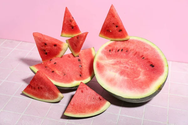 Stücke Von Frischer Wassermelone Auf Rosa Fliesentisch — Stockfoto