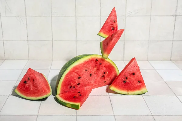 Stücke Von Frischer Wassermelone Auf Weißem Fliesenhintergrund — Stockfoto