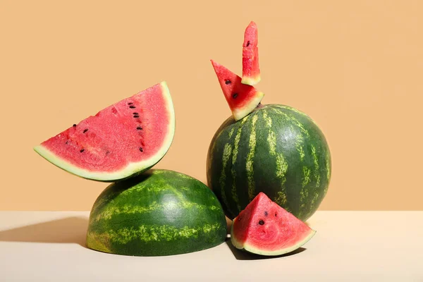 Frische Wassermelonen Auf Beigem Tisch — Stockfoto