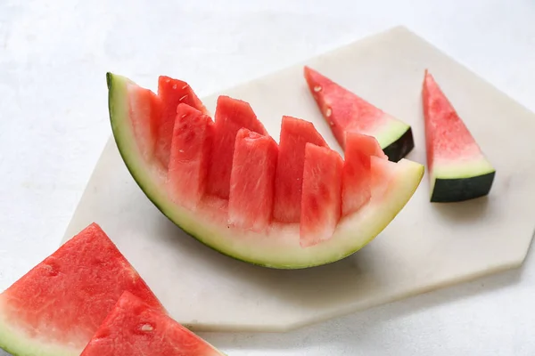 Bord Met Stukjes Verse Watermeloen Witte Achtergrond — Stockfoto