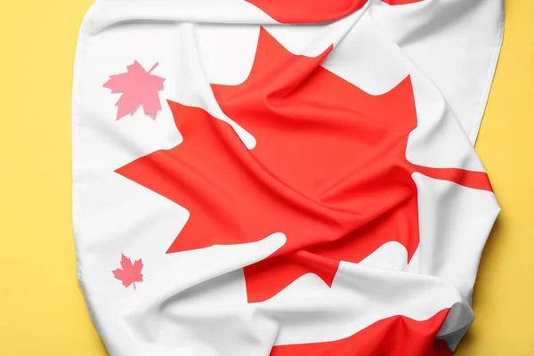Bandera Canadá Hojas Arce Papel Sobre Fondo Amarillo —  Fotos de Stock
