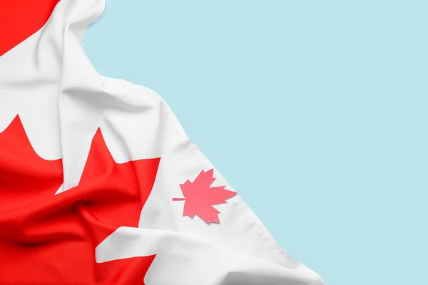 Bandeira Canadá Com Folha Bordo Papel Sobre Fundo Azul — Fotografia de Stock