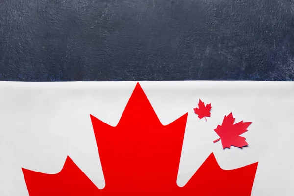 Kanada Bayrağı Mavi Zemin Üzerine — Stok fotoğraf