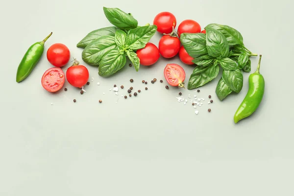 Albahaca Fresca Tomates Cherry Pimienta Sobre Fondo Verde — Foto de Stock