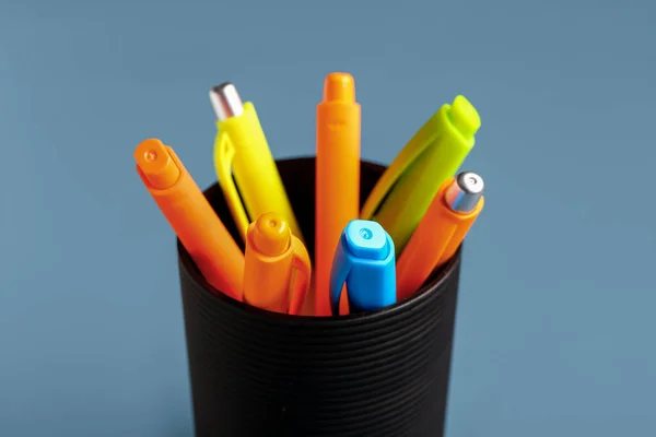 Tasse Mit Bunten Stiften Auf Grauem Hintergrund — Stockfoto
