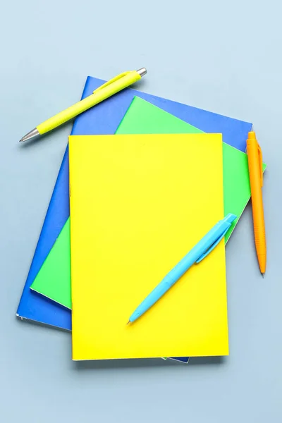 Cuadernos Con Plumas Colores Sobre Fondo Gris —  Fotos de Stock