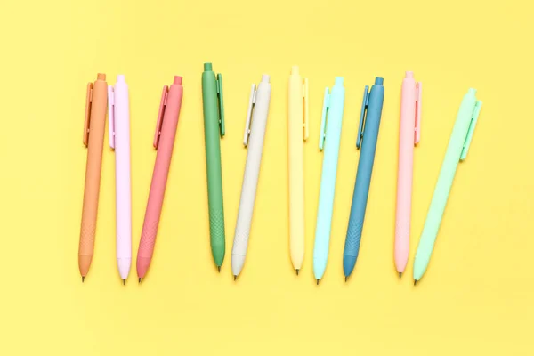 Цветные Ручки Желтом Фоне — стоковое фото