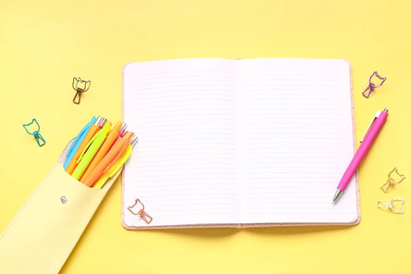 Przypadek Kolorowymi Długopisami Pustym Notatnikiem Żółtym Tle — Zdjęcie stockowe