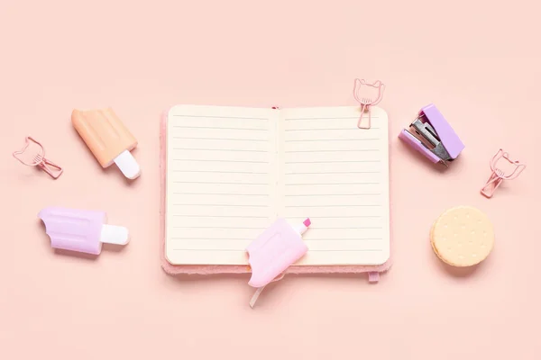 Notebook Branco Elegante Artigos Papelaria Diferentes Fundo Rosa — Fotografia de Stock