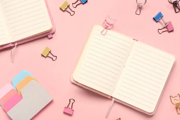 粉色背景带活页夹的空白笔记本 — 图库照片