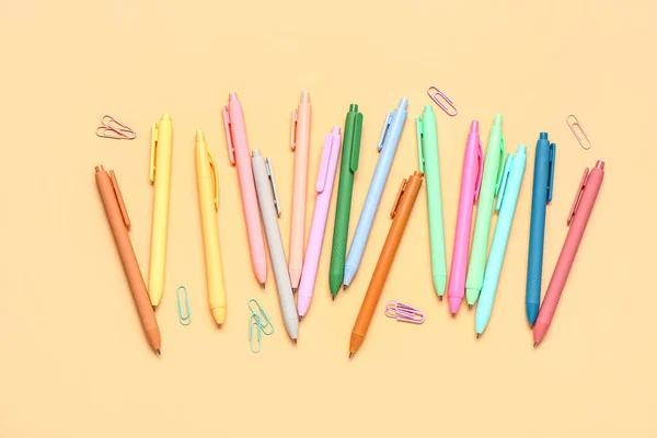 Kleurrijke Pennen Paperclips Beige Achtergrond — Stockfoto