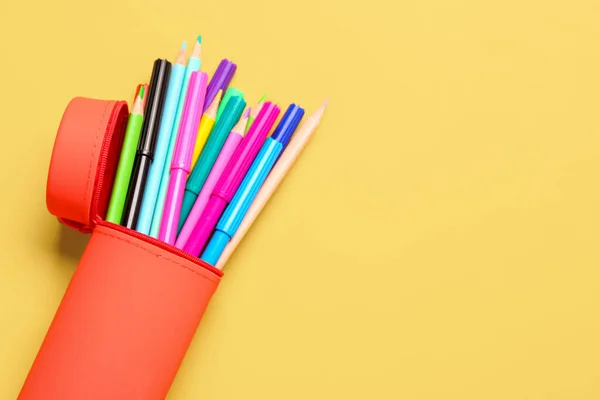Boîtier Avec Crayons Colorés Marqueurs Sur Fond Orange — Photo