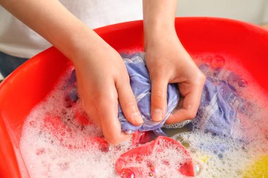 Çamaşırları plastik kapta yıkayan kadın, yakın plan.
