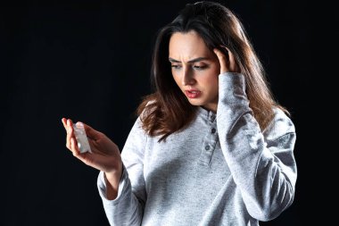 Siyah arka planda uyuşturucu kullanan kadın keş.