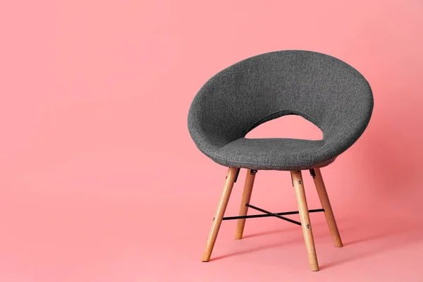 Grauer Sessel Auf Rosa Hintergrund — Stockfoto