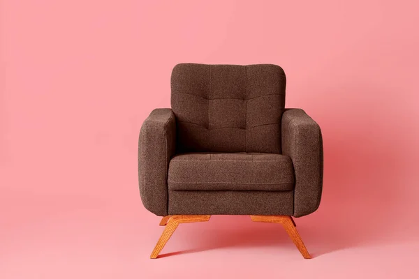 Brauner Sessel Auf Rosa Hintergrund — Stockfoto