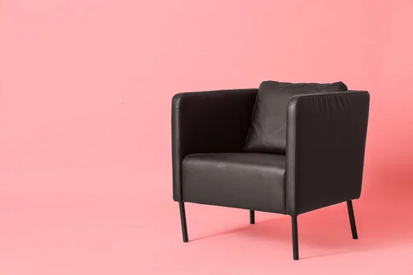 Czarny Skórzany Fotel Różowym Tle — Zdjęcie stockowe