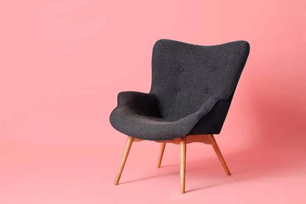 Schwarzer Sessel Auf Rosa Hintergrund — Stockfoto