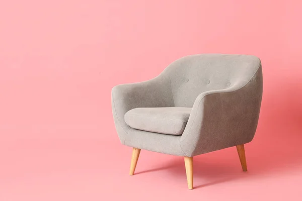 Grauer Sessel Auf Rosa Hintergrund — Stockfoto
