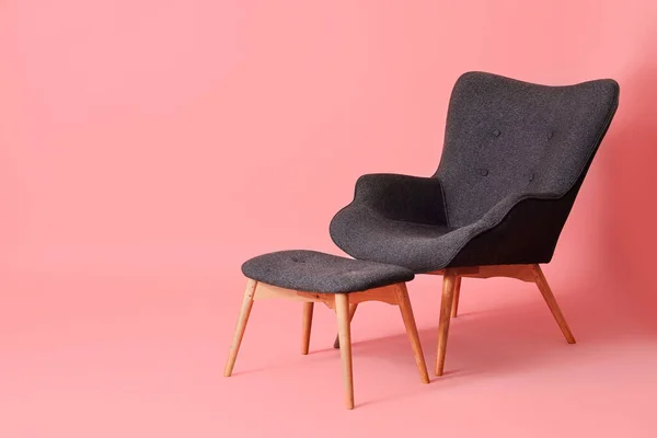 Schwarzer Sessel Mit Hocker Auf Rosa Hintergrund — Stockfoto