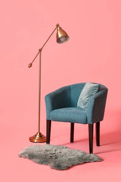 粉色背景的灯毛毯柔软扶手椅 — 图库照片