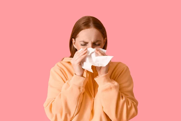 Mulher Jovem Alérgica Espirrando Tecido Fundo Rosa — Fotografia de Stock
