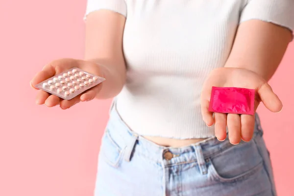 Young Woman Condom Contraceptive Pills Pink Background Closeup — Stock Photo, Image
