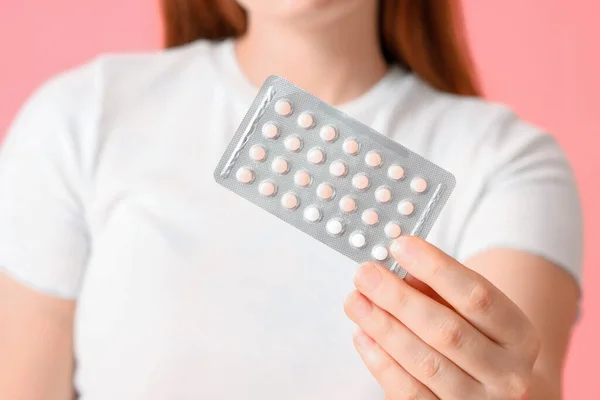 Mujer Joven Con Píldoras Anticonceptivas Sobre Fondo Rosa Primer Plano —  Fotos de Stock