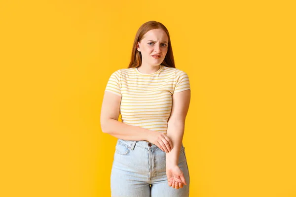 Alergiczna Młoda Kobieta Drapiąca Się Żółtym Tle — Zdjęcie stockowe