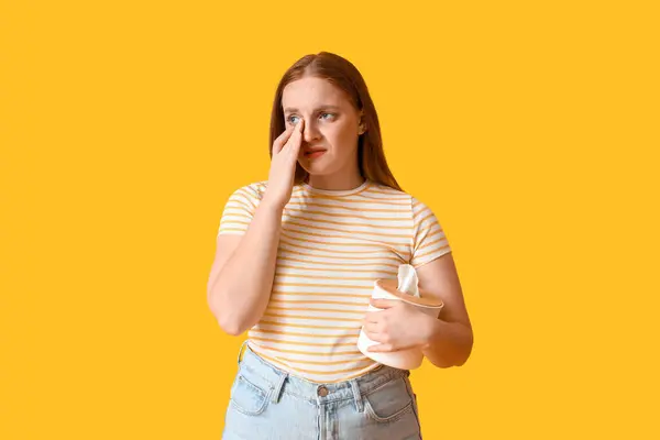 Jeune Femme Allergique Avec Boîte Tissu Sur Fond Jaune — Photo