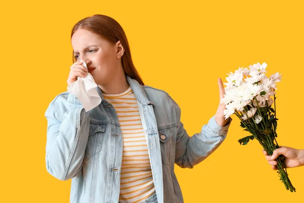 Jovem Alérgica Mão Com Flores Fundo Amarelo — Fotografia de Stock