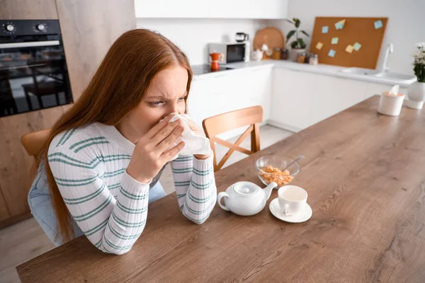 Mulher Jovem Alérgica Espirrando Tecido Cozinha — Fotografia de Stock