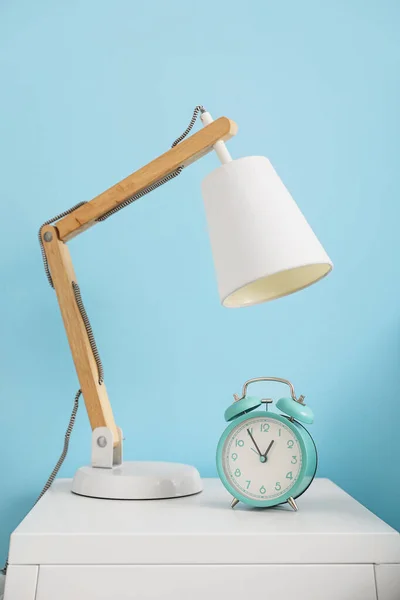 Relógio Alarme Vintage Com Lâmpada Mesa Perto Parede Azul — Fotografia de Stock
