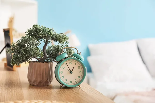 Yatak Odasındaki Masada Bonsai Olan Klasik Çalar Saat Yakın Plan — Stok fotoğraf