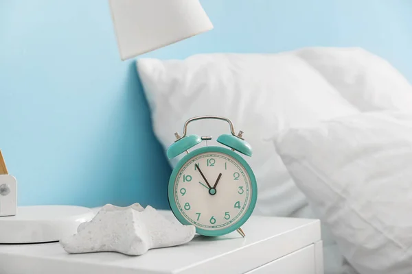 Reloj Despertador Vintage Mesa Dormitorio Primer Plano — Foto de Stock