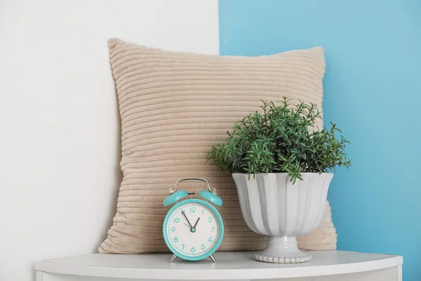 室内の棚に観葉植物や枕とヴィンテージ目覚まし時計 — ストック写真