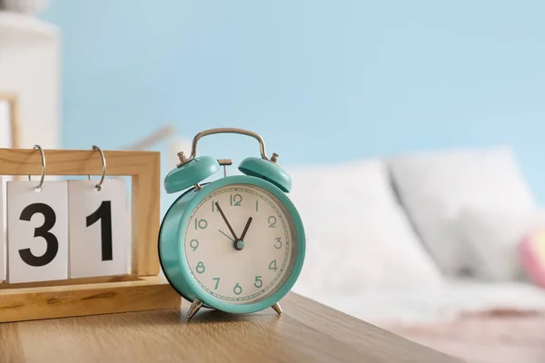 Reloj Despertador Vintage Con Calendario Mesa Dormitorio Primer Plano — Foto de Stock