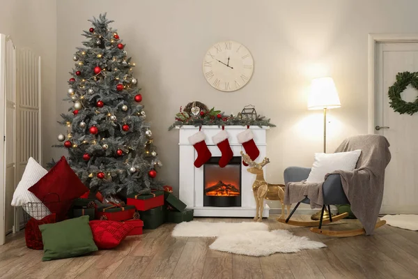 クリスマスツリー 暖炉とロッキングチェア付きのリビングルームのインテリア — ストック写真