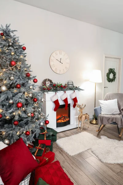 クリスマスツリー 暖炉とロッキングチェア付きのリビングルームのインテリア — ストック写真