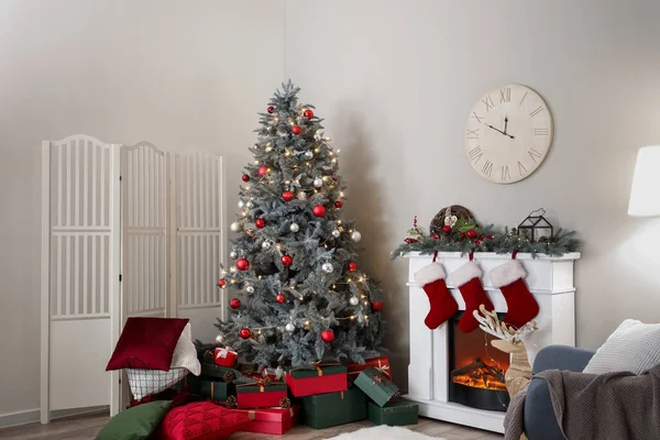 Interior Sala Estar Com Árvore Natal Presentes Lareira — Fotografia de Stock
