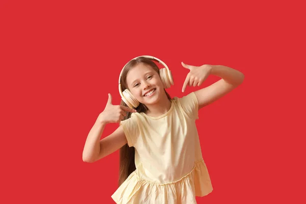 Маленька Дівчинка Навушниках Вказує Себе Червоному Тлі — стокове фото