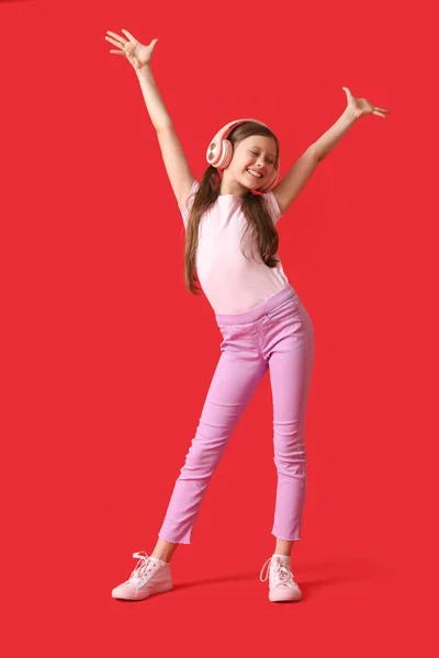 Niña Auriculares Bailando Sobre Fondo Rojo —  Fotos de Stock