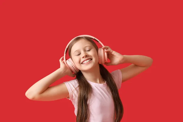 赤い背景のヘッドフォンの女の子 — ストック写真
