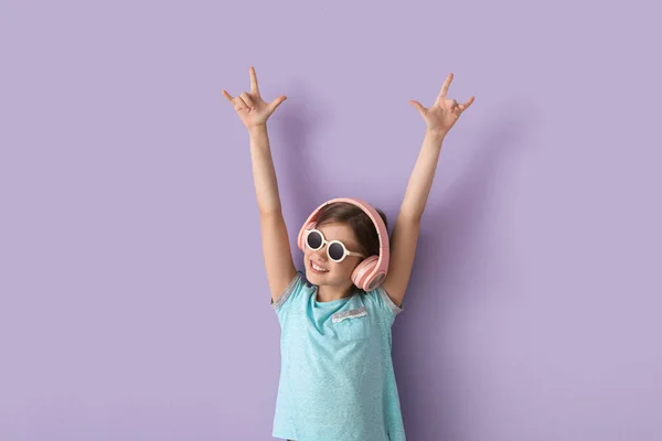 Κοριτσάκι Ακουστικά Που Δείχνει Κέρατα Του Διαβόλου Στο Λιλά Φόντο — Φωτογραφία Αρχείου