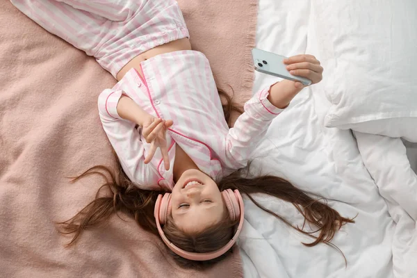 Little Girl Headphones Mobile Phone Taking Selfie Bed Top View — Stock Photo, Image
