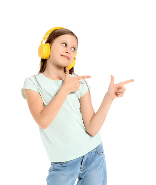 Κοριτσάκι Ακουστικά Που Δείχνει Κάτι Λευκό Φόντο — Φωτογραφία Αρχείου
