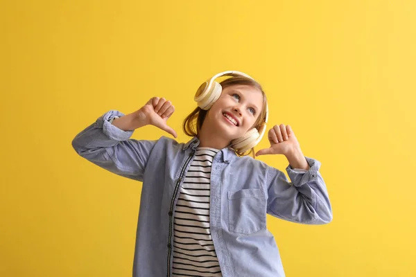 Κοριτσάκι Ακουστικά Που Δείχνει Τον Εαυτό Της Κίτρινο Φόντο — Φωτογραφία Αρχείου