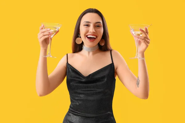 Wanita Cantik Dengan Martini Latar Belakang Kuning — Stok Foto